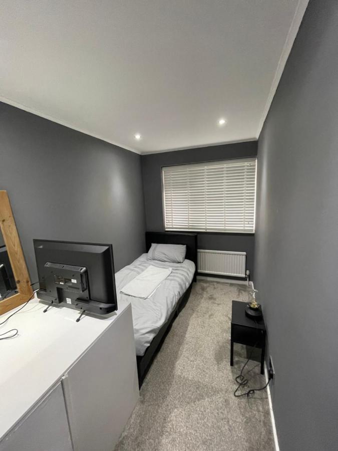 Docks For Short Letting * Тилбери